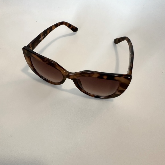 Frye and Co Sunglasses - Picture 12 of 16